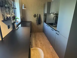 Køkkenbordplade i sort laminat.