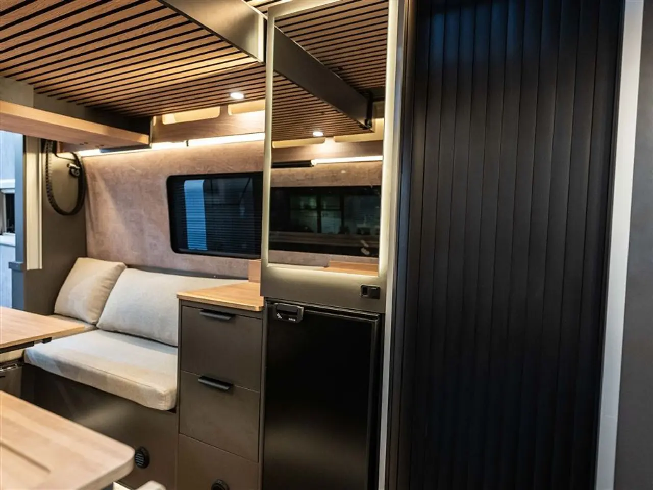 Billede 29 - 2027 - Nomade Nation Space S STEALTH VAN MED LOUNGE I SKANDINAVISK DESIGN
