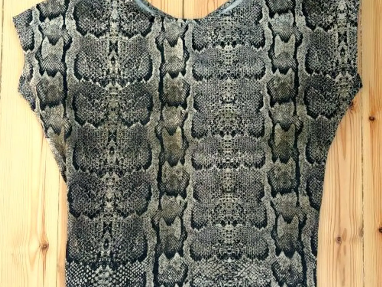 Billede 4 - Fin t-shirt med slange-print.