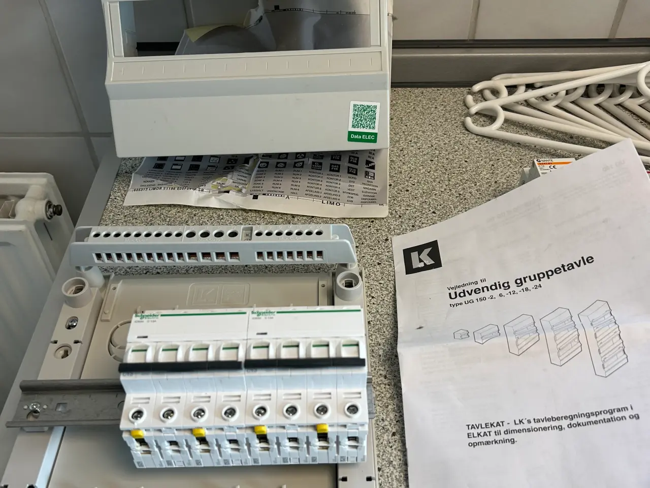 Billede 2 - Eltavle og 18 automatsikringer 