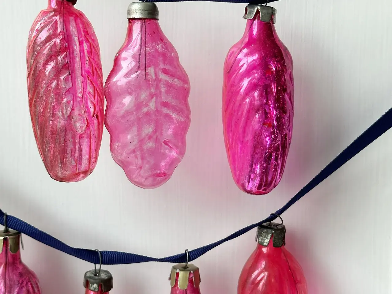 Billede 2 - Vintage julekugler, sæt af pink løv, 7 stk samlet
