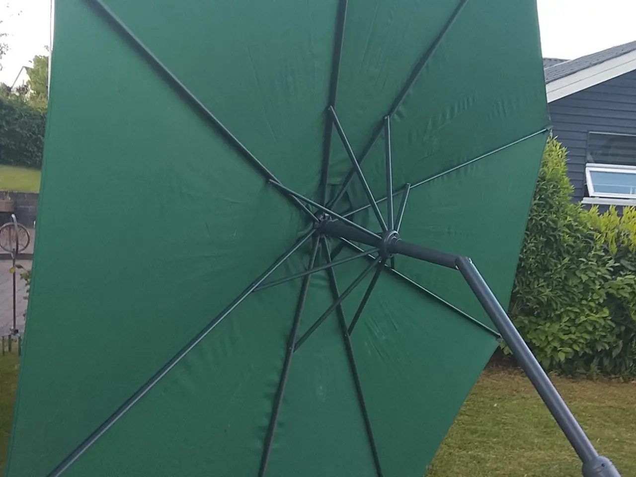 Billede 1 - Jeg sælger en parasol, som er virkelig stor og næs