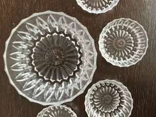Et stort og 4 små glasskåle 