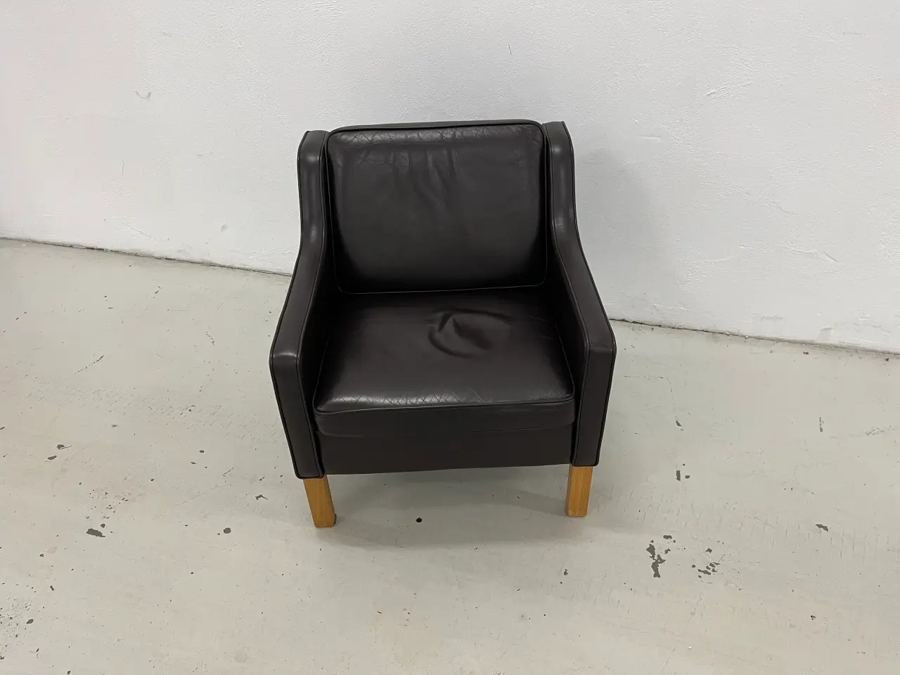 Billede 1 - Mogens Hansen MH195 lav stol i Dark Brown læder.