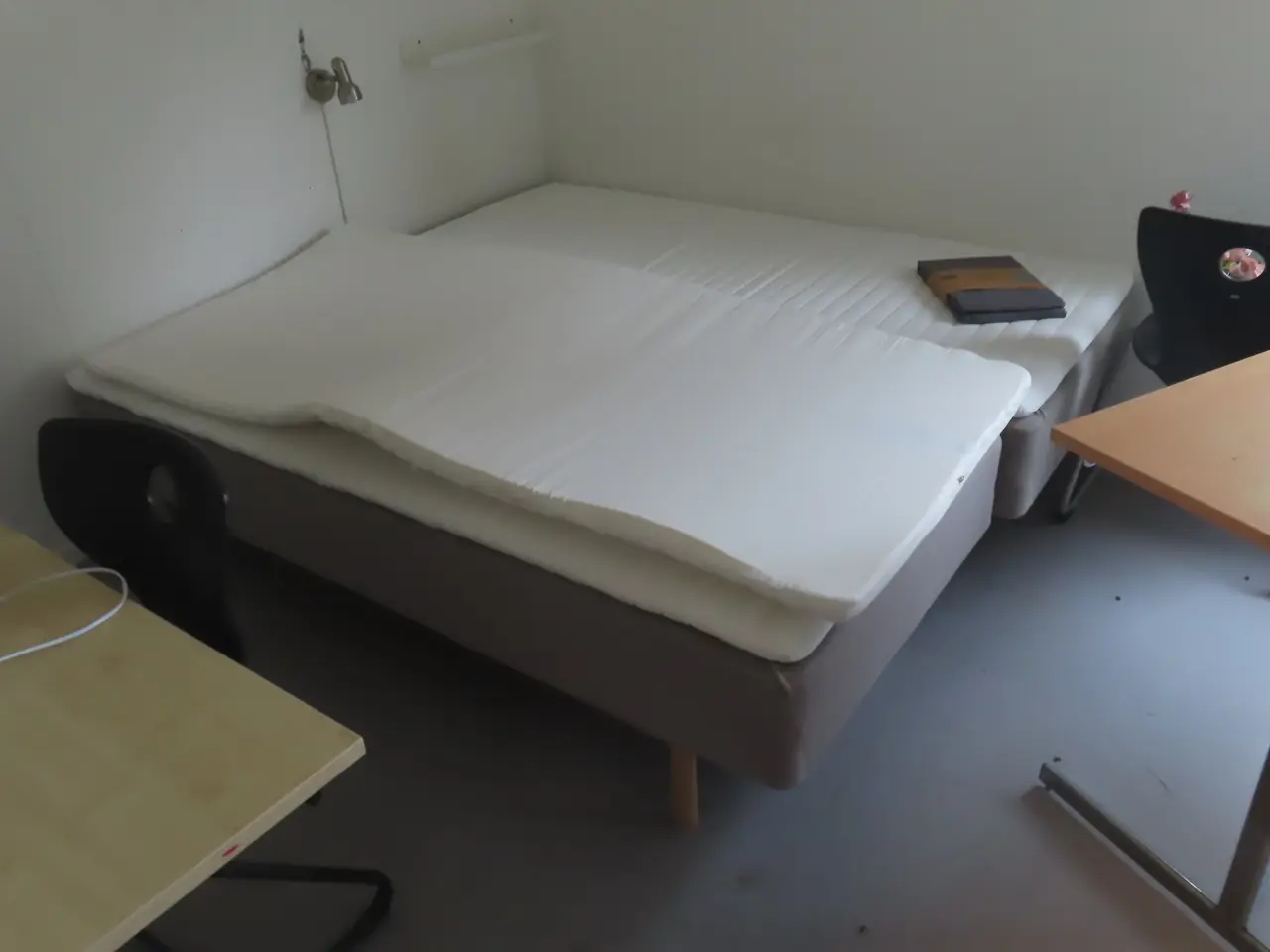 Billede 1 - Indhold på værelse af bord, seng, skab mv.