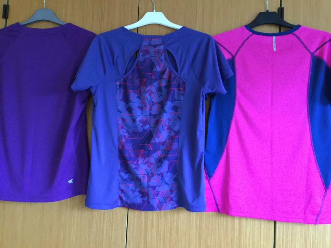 Billede 2 - T-shirt i str. M / L  3 stk. - i alt 99 kr