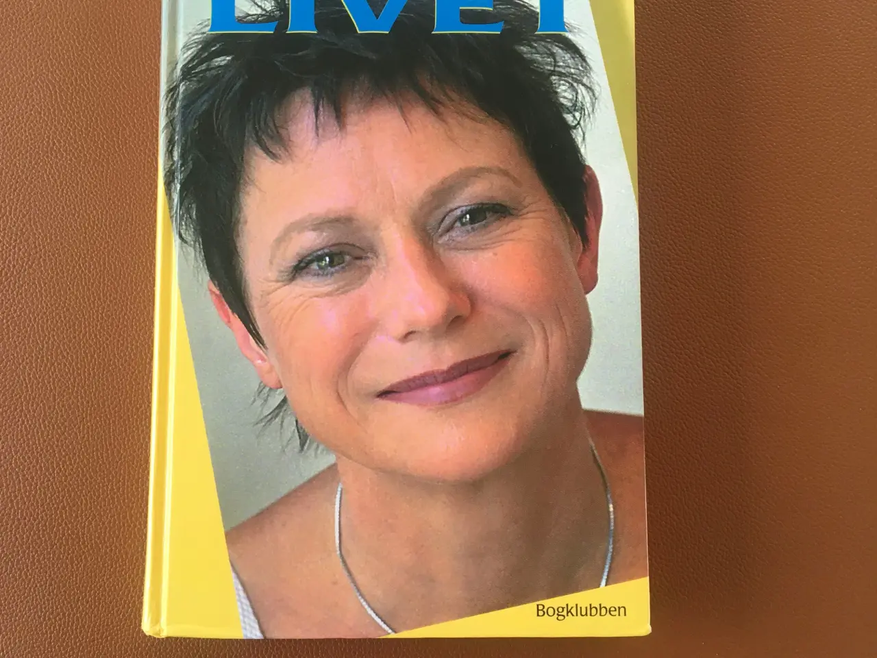 Billede 1 - At overkomme livet af Lisbet Dahl, Biografi
