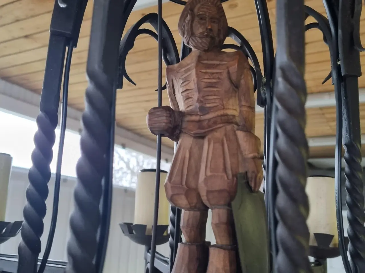 Billede 3 - Smedejerns lampe med træ figur. Borglampe