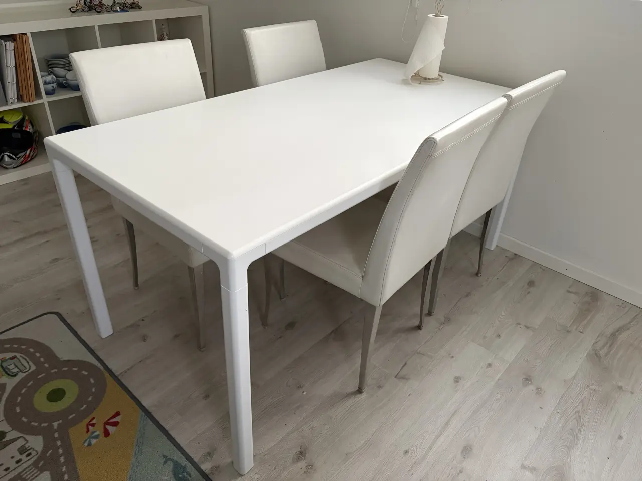 Billede 2 - Nærmest nyt spisebord 