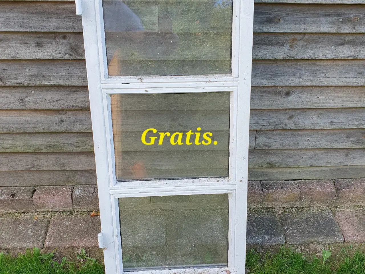 Billede 1 - Vinduet i træ er gratis. De andre er ikke.