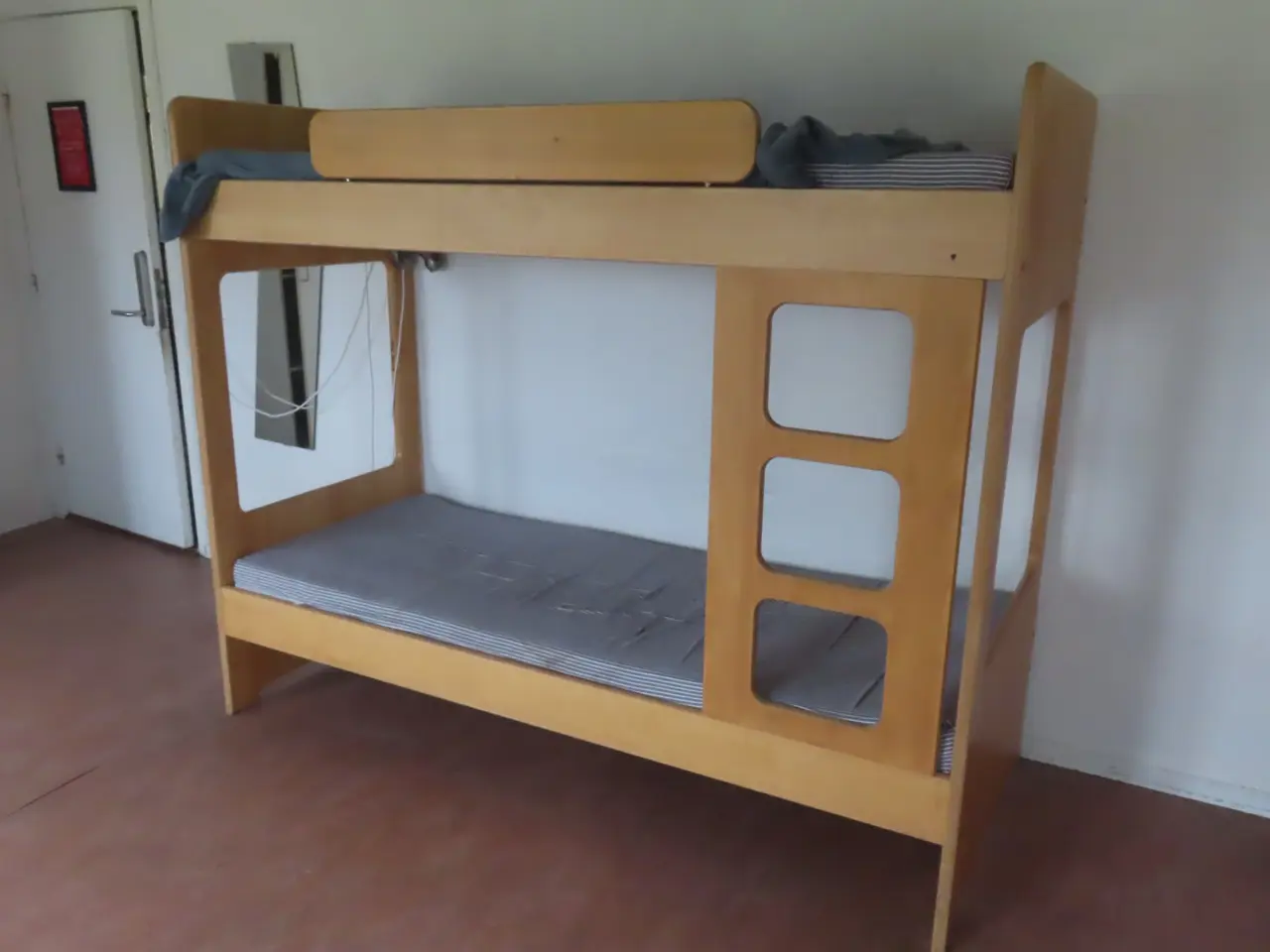 Billede 5 - Indhold på værelse af bord, køjeseng, skab mv.