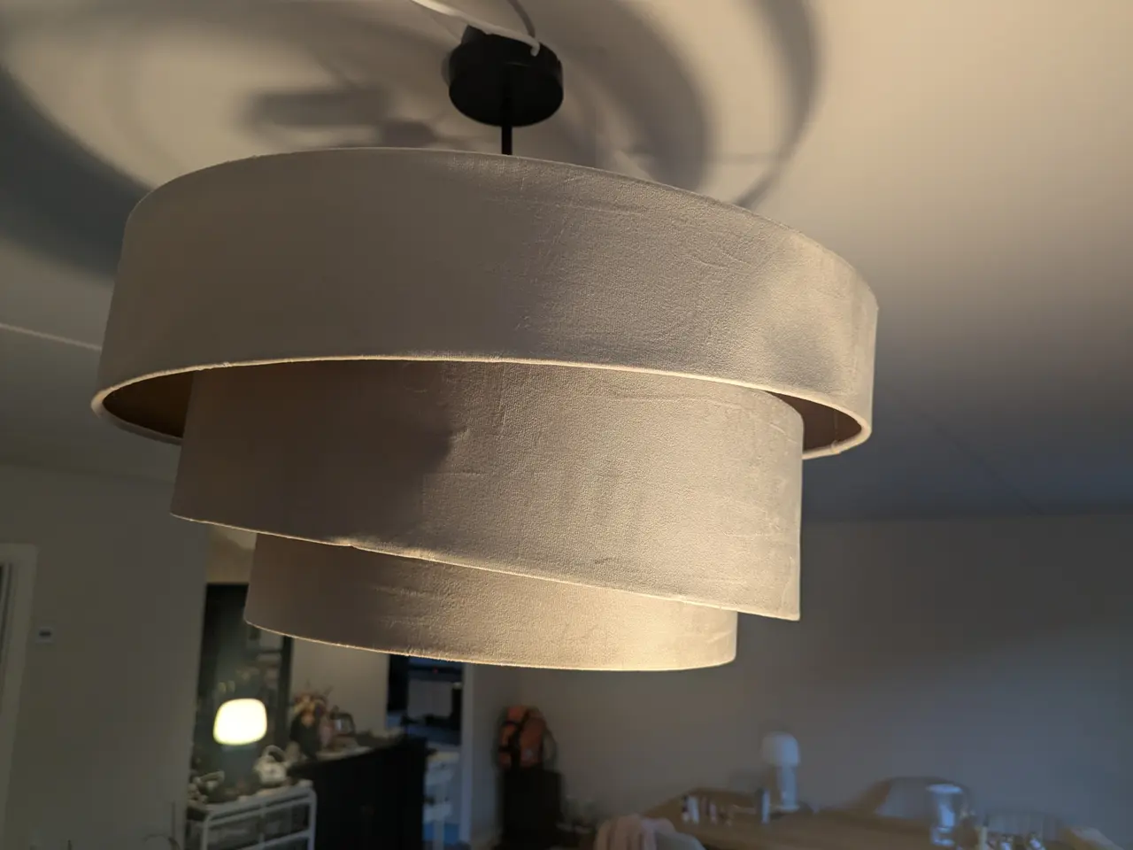 Billede 2 - Lindby Jusari loftlampe Ø56 cm – creme/guld, ubrug