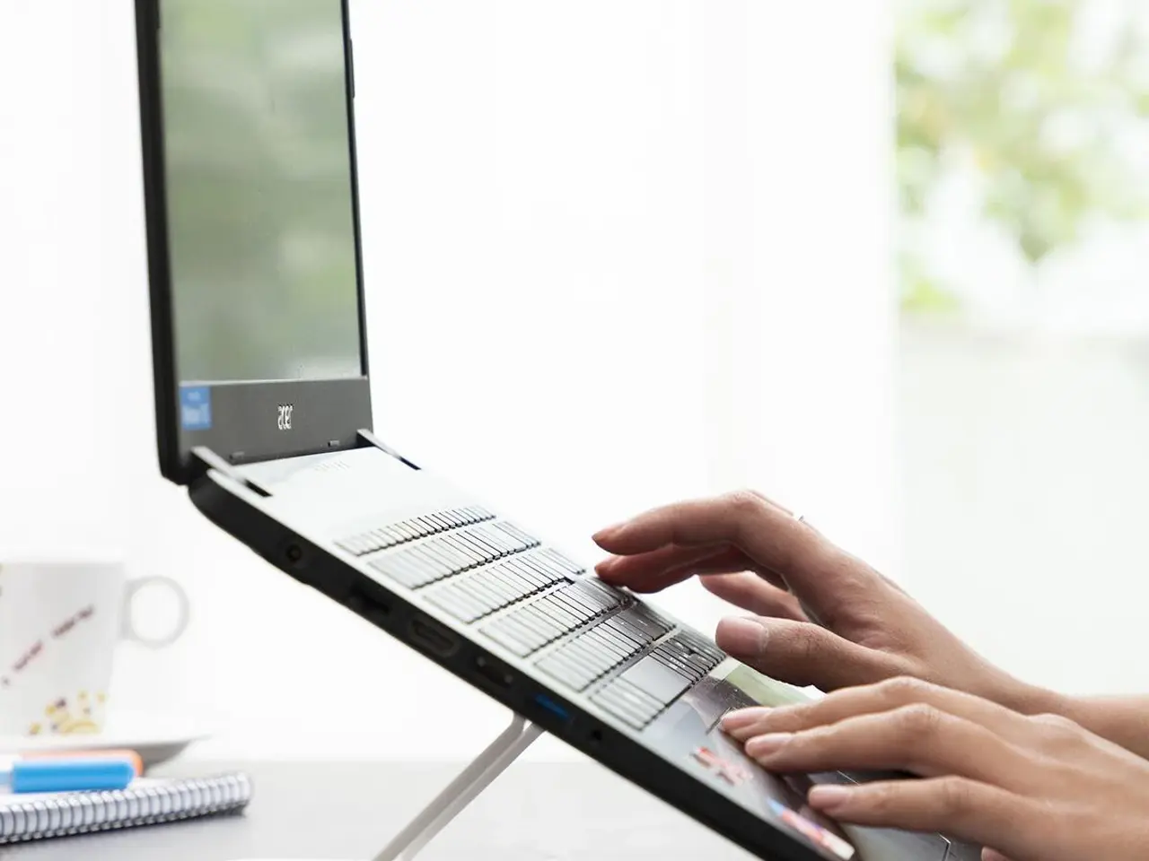 Billede 2 - Flappot - fleksibel og justerbar laptopstand fra (hvid/grå)