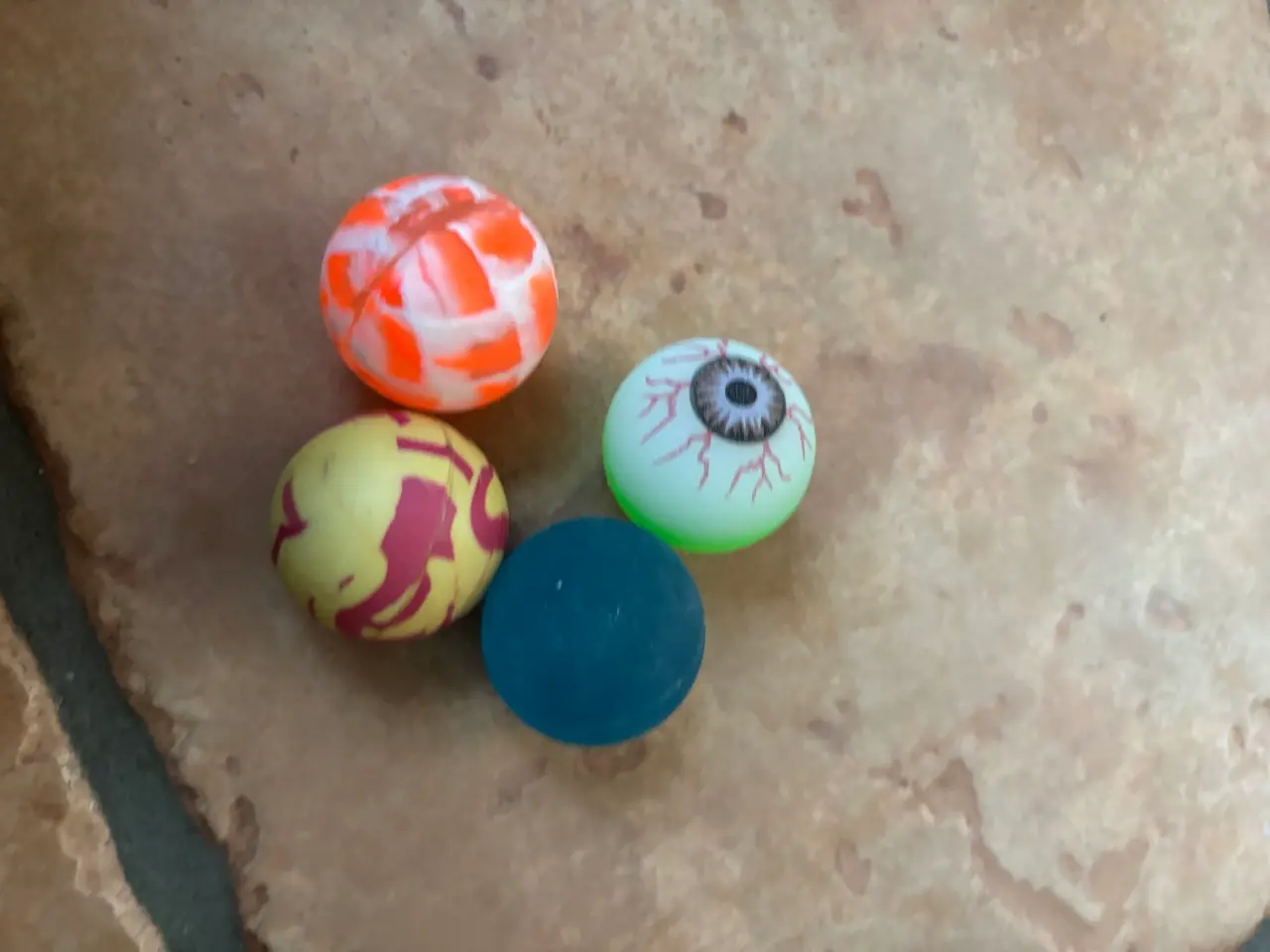 Billede 1 - hoppebolde med monster-motiv