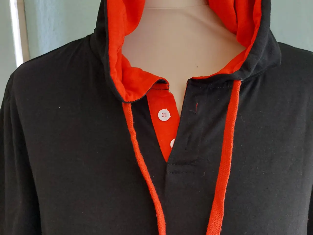 Billede 2 - T-shirt  med hætte 