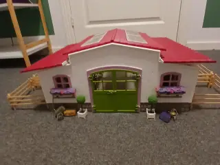 Hestestald og ridehal