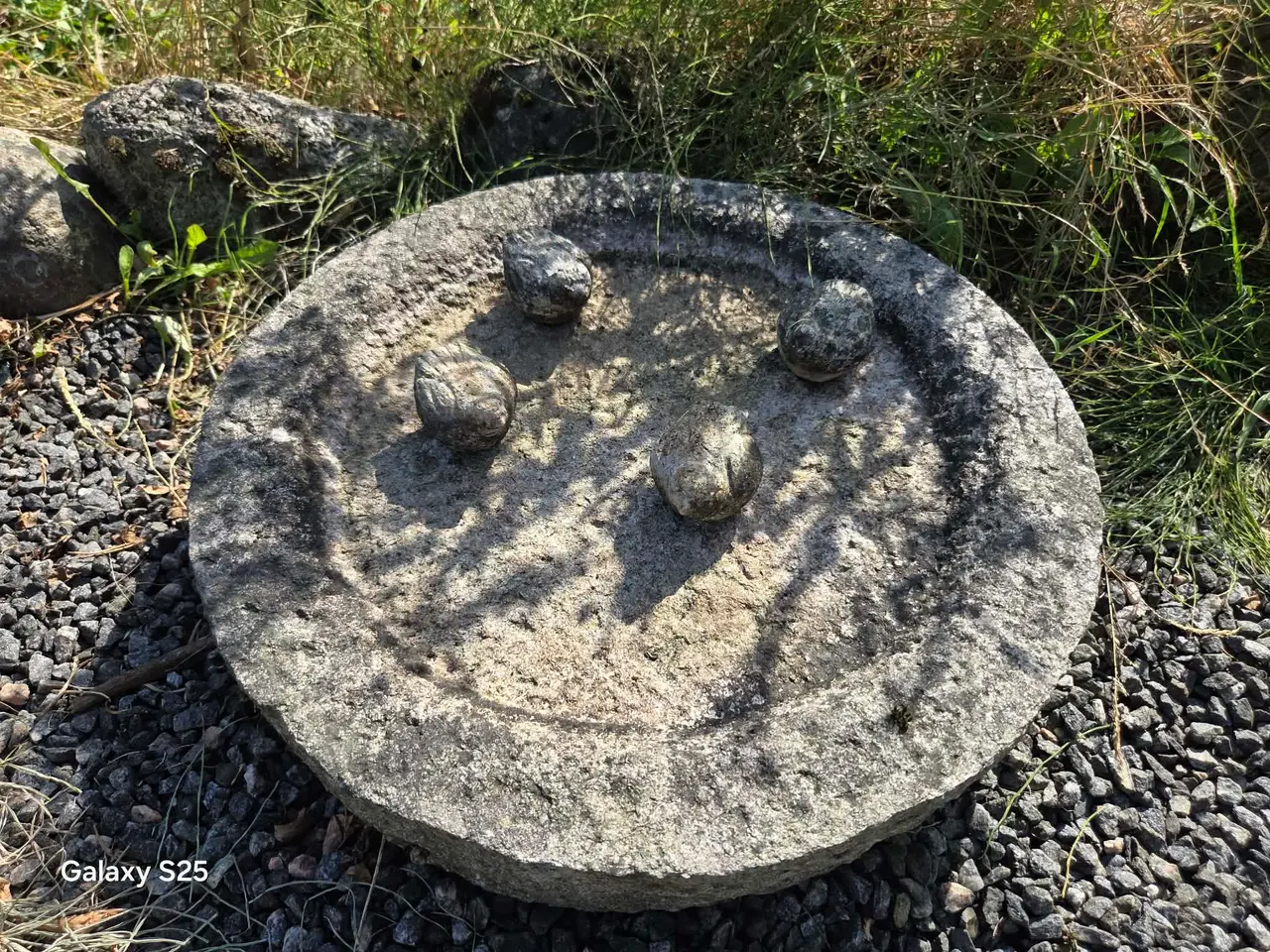 Billede 1 - Granit fuglebad med 4 små løse fugle