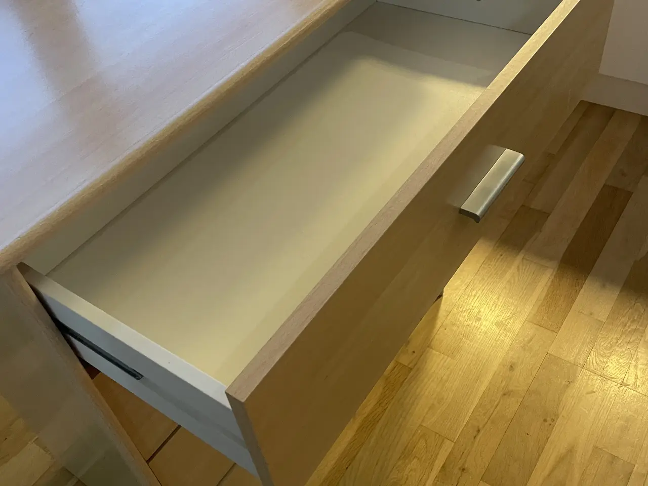Billede 5 - Pæn og praktisk kommode i lyst kunstfiner