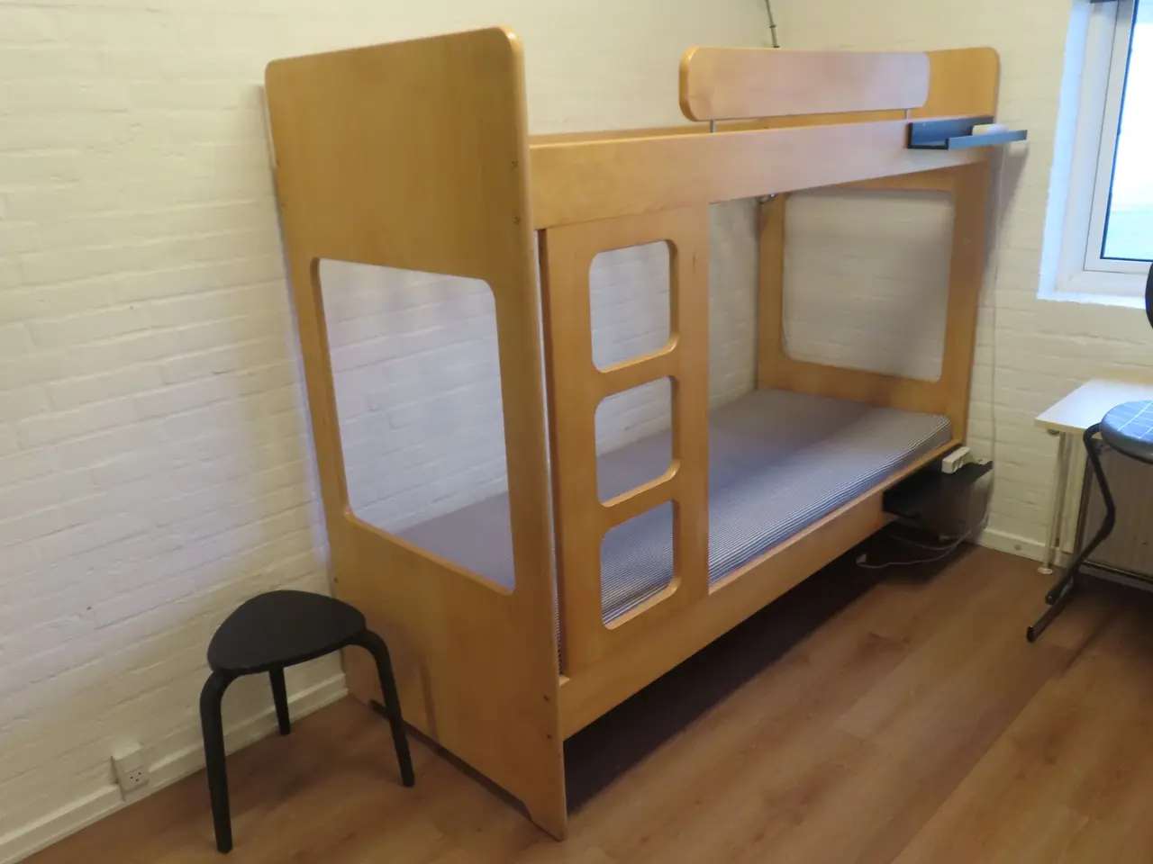 Billede 1 - Indhold på værelse af bord, køjeseng, skab mv.