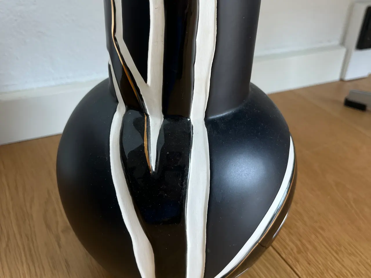 Billede 1 - Elegant Sort vase med hvide og “guld” striber