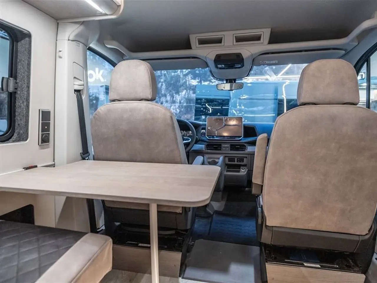 Billede 34 - 2027 - FURGOK Basecamp 600   langsgående seng, garage til 2 elcykler og 48V-system. 100% gasfri.