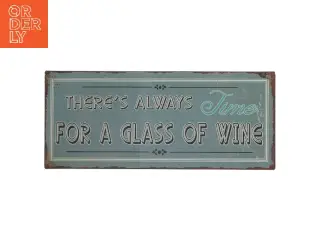 Metal plakat med tekst 'There's Always Time for a Glass of Wine' fra Lafinesse (str. 30,5x13 cm)