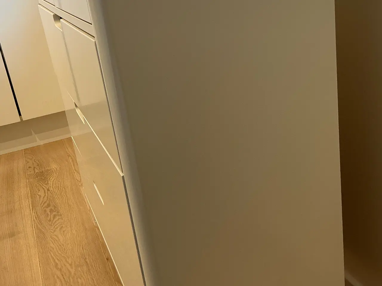 Billede 9 - Nærmest ny hvid kommode