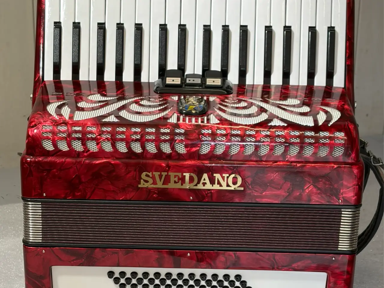 Billede 16 - Flot rød Svadano harmonika – 34 tangenter / 72 bas