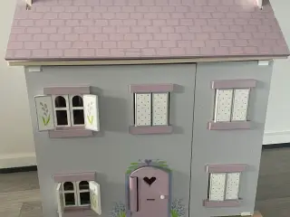 Flot træ dukkehus