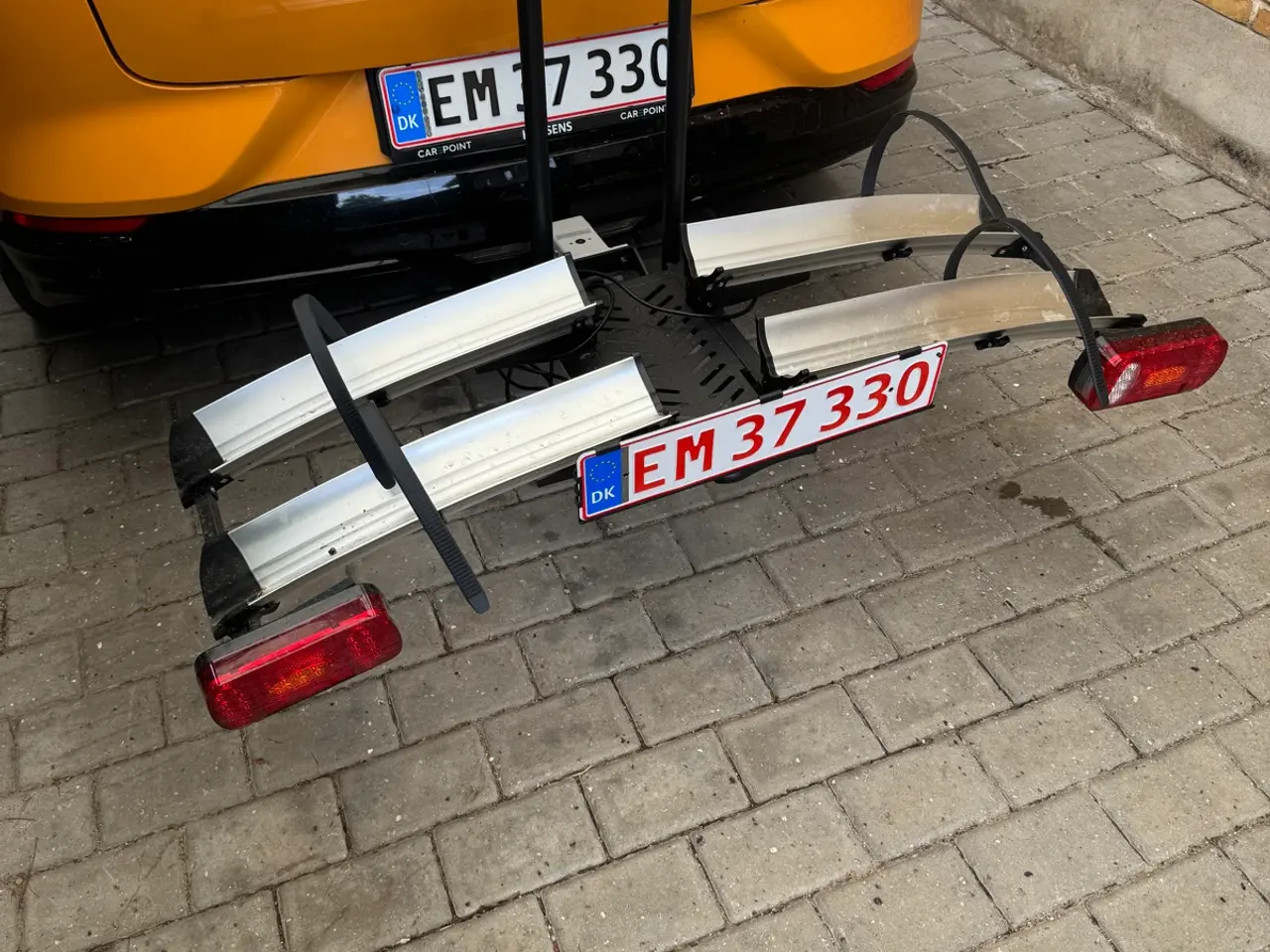 Billede 1 - Cykelholdet til 2 elcykler