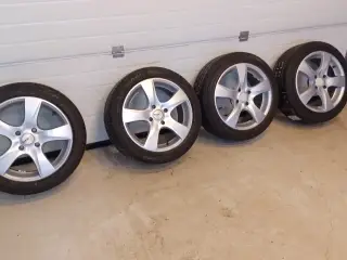 Ford alufælge med sommerdæk.