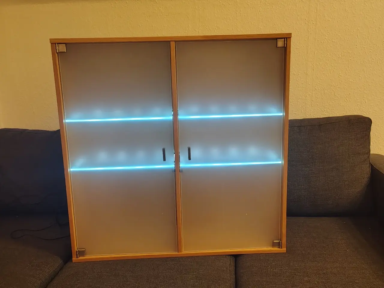 Billede 1 - Hængende glas/Vitrineskab med LED lys i 