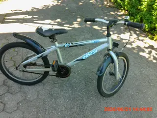 Sølvfarvet Everton børnecykel med 18" hjul 