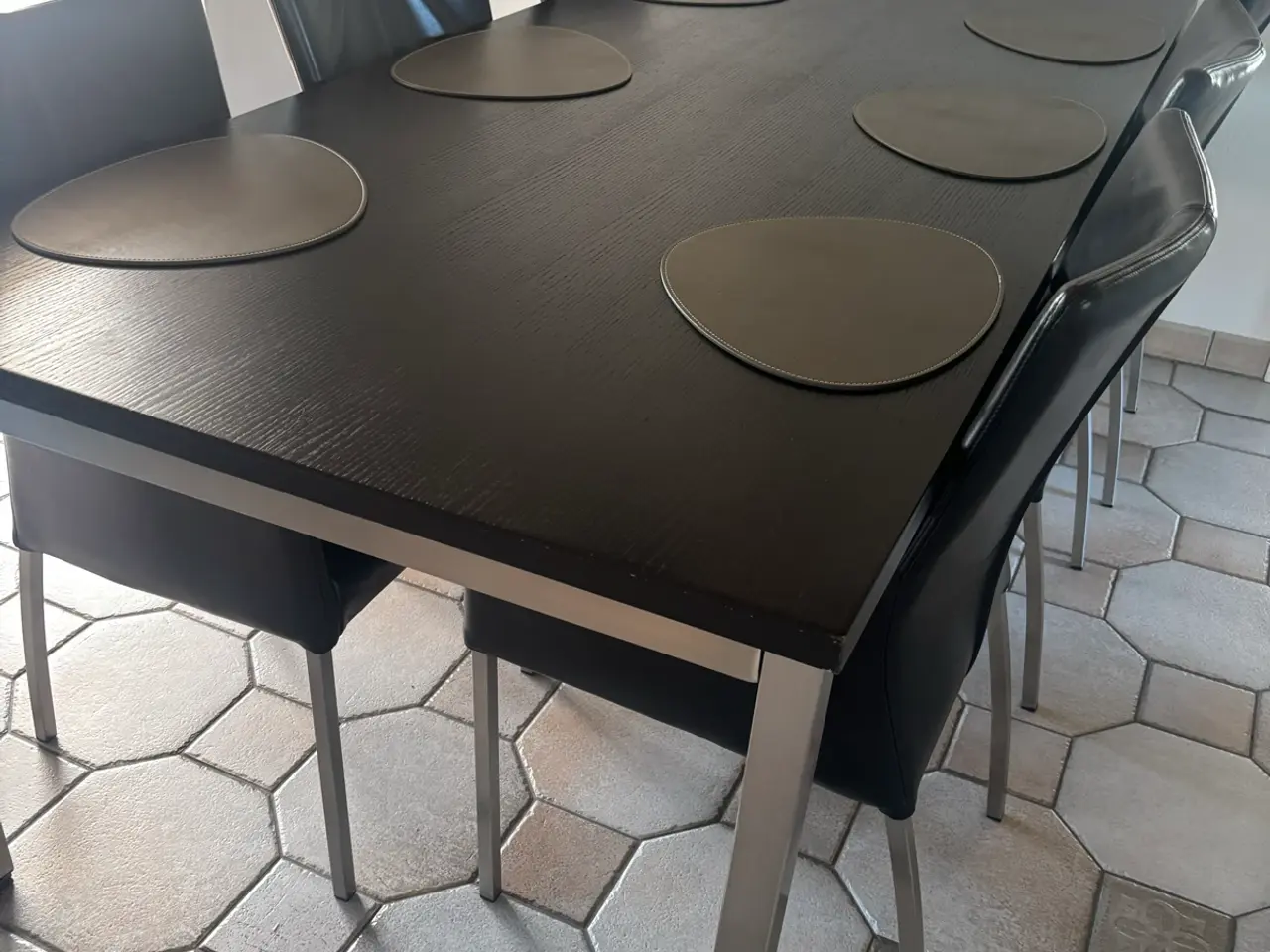 Billede 6 - 6 stk læderstole med tilhørende bord