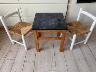 Bord og 2 stole til børn