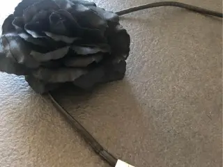 Taljesmykke med blomst