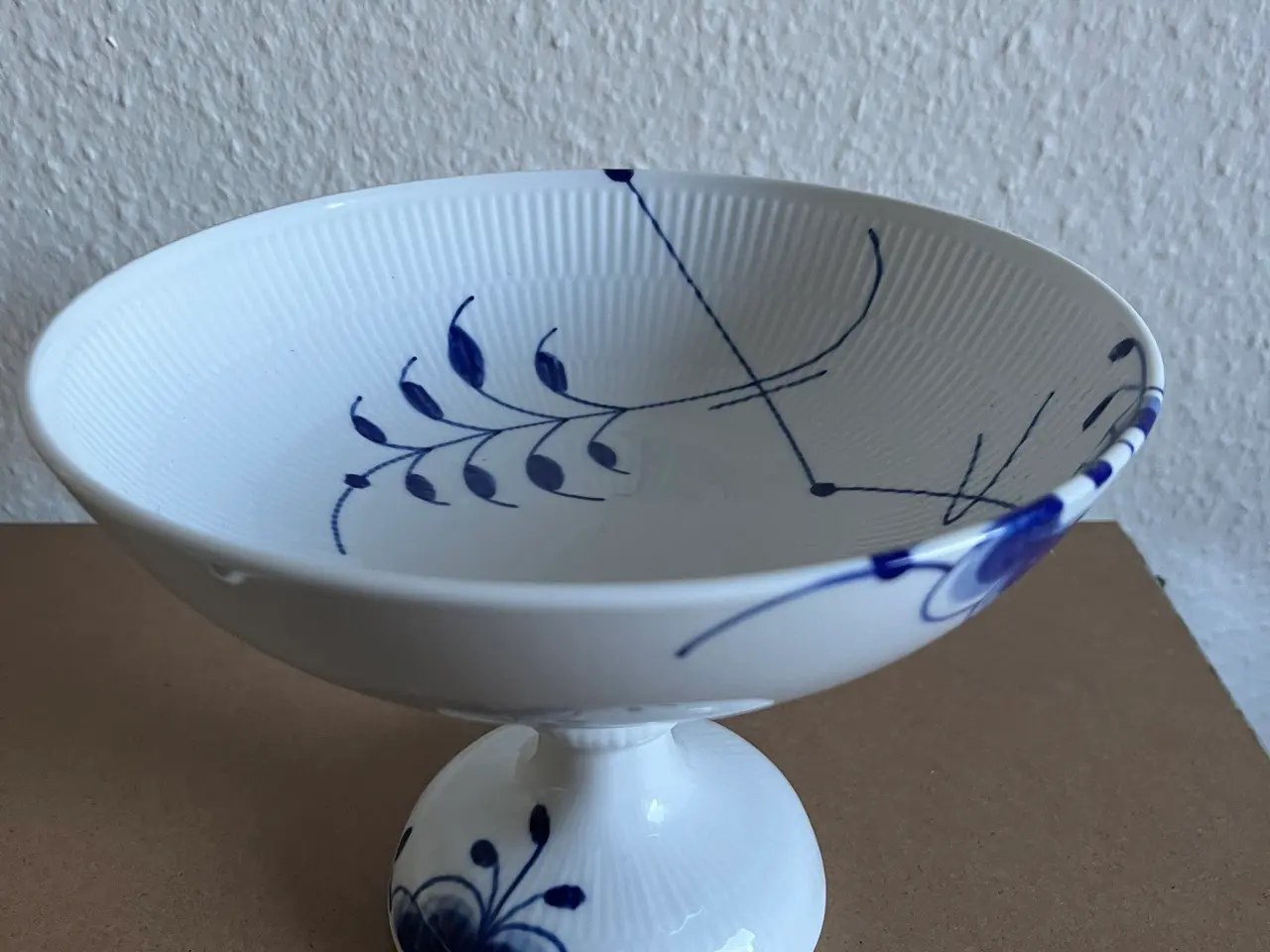 Billede 1 - Royal Copenhagen Blå Mega Riflet skål på fod 15 cm