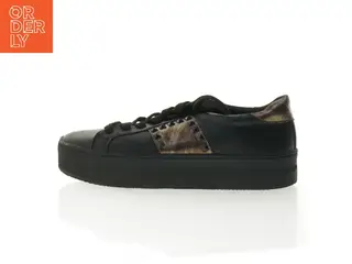 Sorte sneakers med gyldne detaljer og nitter (str. 39)