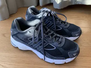 Adidas sneakers str. 38