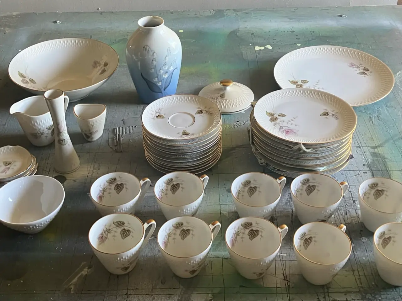 Billede 1 - Blomstret porcelænsstel med tallerkener, kopper og