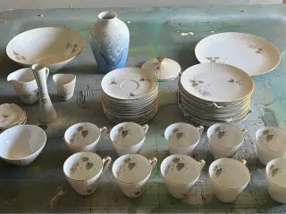Blomstret porcelænsstel med tallerkener, kopper og
