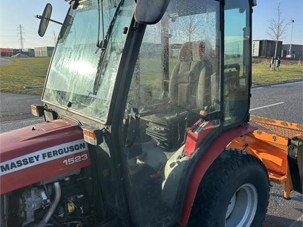 Billede 11 - Massey Ferguson 1523 -Only 375 hours With broom and salt spreder