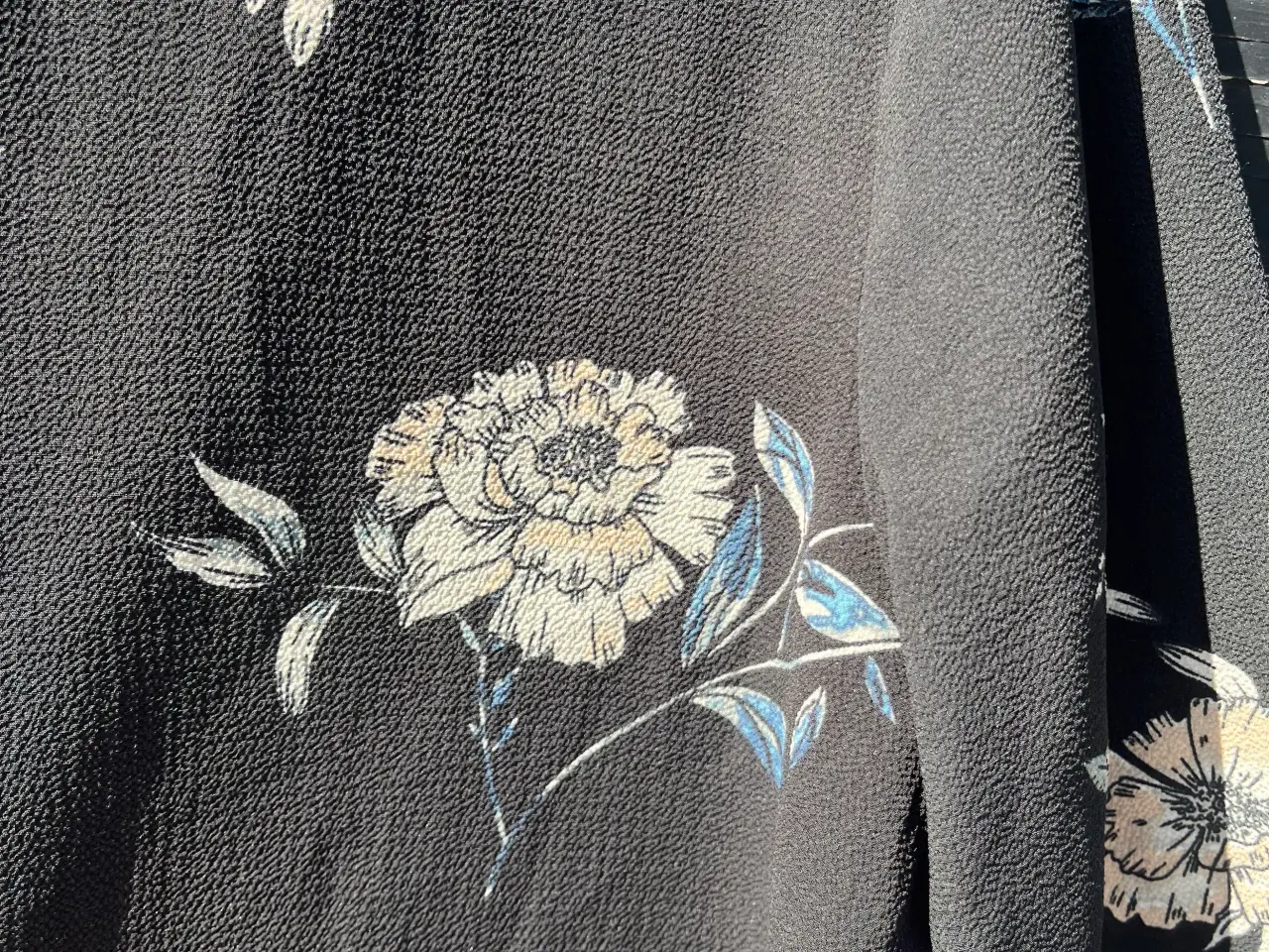 Billede 3 - Sort bluse med blomstret motiv