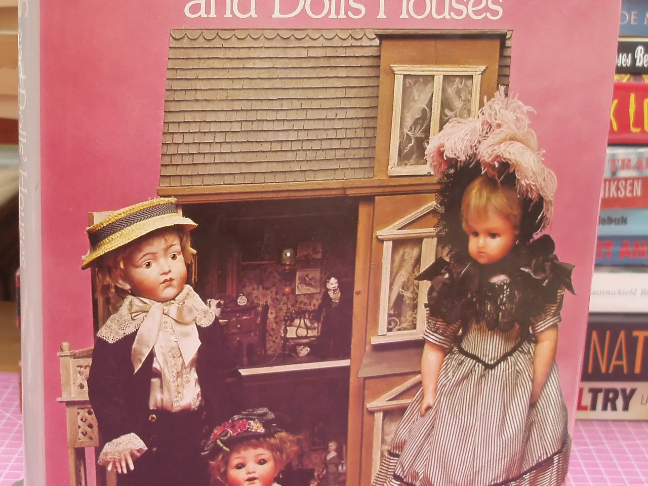 Billede 1 - Dolls and Dolls Houses