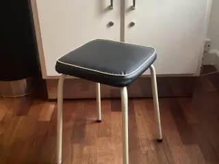 Retro taburet med sort nappa sæde