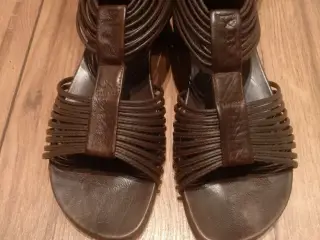 Sandaler, ROBERTO.