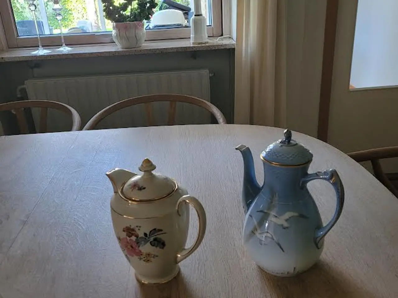 Billede 1 - Måge kaffekande med guldkant samt en ukendt mærke