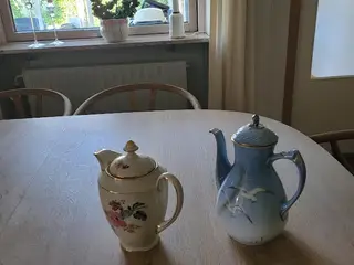 Måge kaffekande med guldkant samt en ukendt mærke
