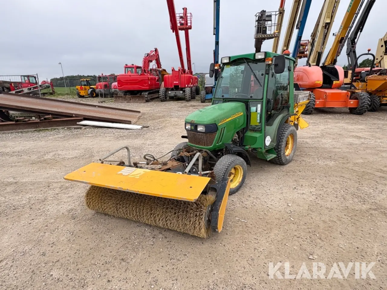 Billede 1 - Traktor John Deere 2320 med kost og spreder
