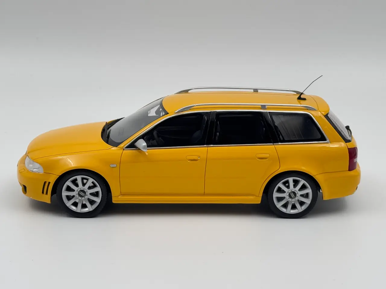 Billede 2 - 1999 Audi RS4 Avant (B5) Imola Yellow - 1:18